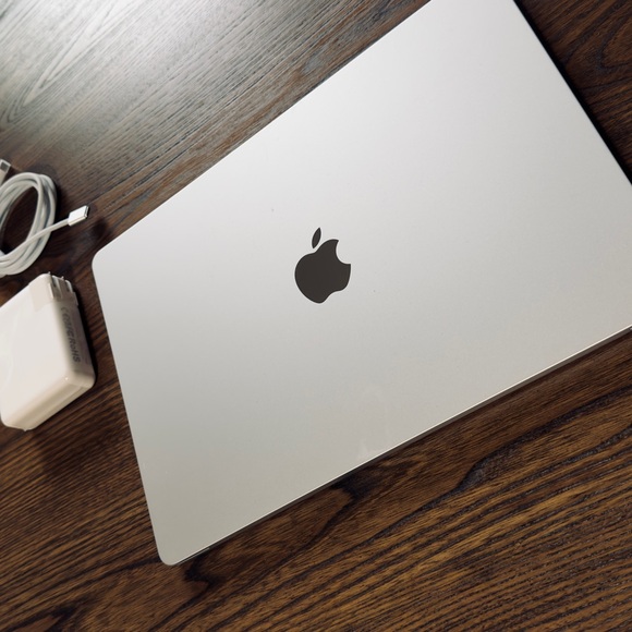 Apple 2025 MacBook Air 15-inch Laptop with M4 chip - Picture 2 of 3